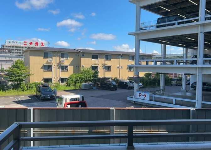眺望の良さを楽しめるダイニングキッチンで家族団らんの時間を過ごしてはいかがでしょうか。バルコニーから見える景色を家族で眺める時間は、時間が経つのを忘れてしまいそうですね。是非、現地を見に行きましょう！