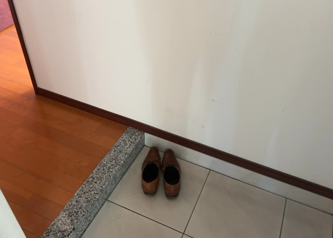 玄関は家の顔でもあり、家族以外の目にも止まる場所です。玄関は外との間を仕切る扉、靴などをしまっておく収納スペース、靴脱ぎのたたきスペース、来客とのやり取りをするドアホンなど複数のアイテムからなります。