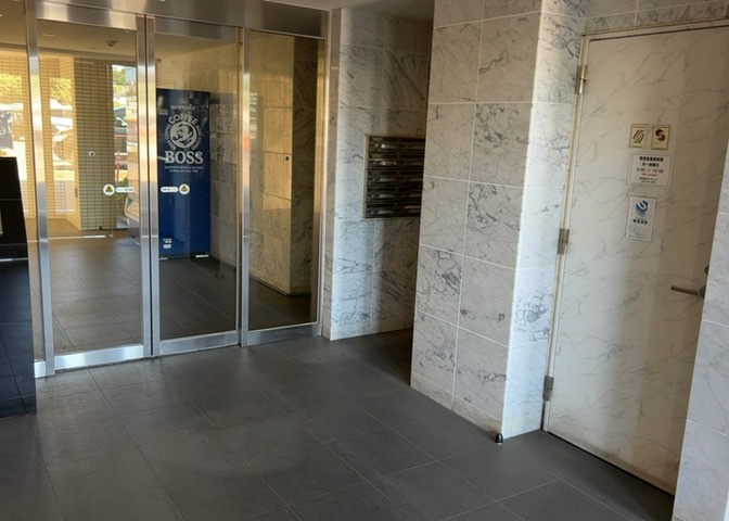 マンションのエントランスには、もともと風よけや防犯の役割がありますが、マンションによって宅配ボックスなどの設備が備わっている所もあります。日々の生活をイメージしながら生活しやすさをチェックしましょう。