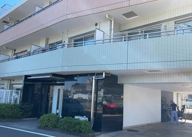 外観はマンション管理がされているかの目安になります。築年数が古いと、壁面は劣化してひび割れが生じることも！建物が古びていても細かいところが修繕されていると、きちんと管理されているなぁと感じるでしょう。