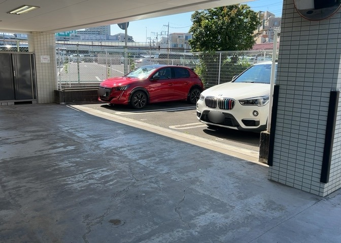 車一台あたりに必要なスペースは、標準サイズの普通自動車で横幅2m50cm、長さ5mは必要になります。ただし、乗降のことも考慮して横幅3m30cm、長さ5m50cmほどは確保できるところを選びましょう。