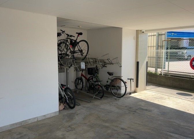 マンションの駐輪場は、事前に空きがあるか確認を取ると安心です。せっかく入居したのに駐輪スペースがない！なんてことになったら大変ですよね。そこで、内見時や購入前にはまず事前に確認しておくと良いでしょう。