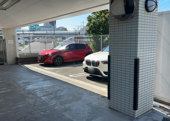 駐車場と明記されていても、最小スペースでつくられた駐車場だと大型車は駐車できなかったり、出入りしにくくなったりする可能性があります。お車のサイズと購入したい物件の駐車場のサイズを現地で確認しましょう。