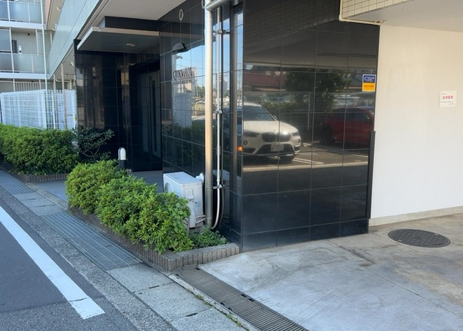 中庭（パティオ）とは、一つの建築物の内部に設けられた、壁などで囲われている庭のことを指します。コの字型、ロの字型が主流ですが、L字型の中庭もあります。最近では、インテリア性の高さからも人気があります。
