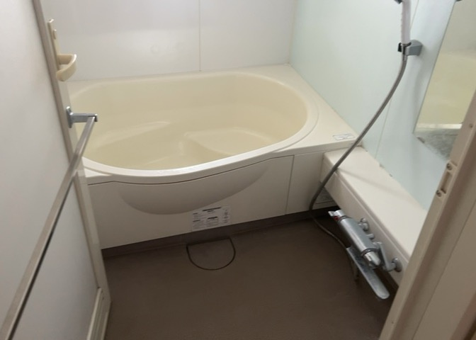 入浴時の快適さも大事なことですが、綺麗な状態を維持できなければ気持ちよく入浴できません。毎日の掃除が楽という点は大事なポイントになります！カビが生えにくく掃除がしやすい、壁や浴槽を選ぶといいでしょう。