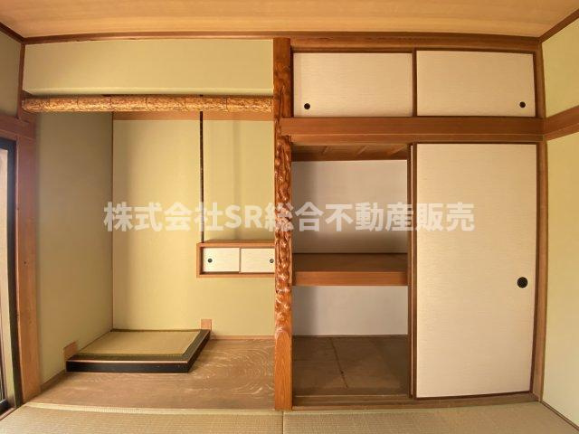 和室らしい床の間もあり、押入は容量たっぷりあります！