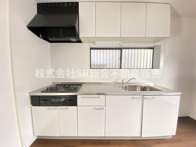 ホワイトの設備の整ったシステムキッチン♪快適にお料理できます！