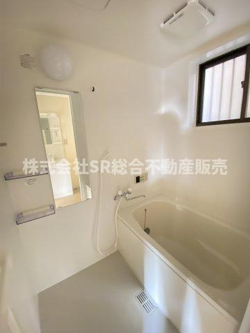 お風呂には窓もあり、換気がバッチリとできます☆
