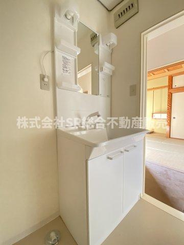 独立洗面台、小物を置くことができて便利です