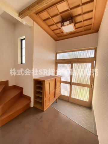 玄関にはシューズボックスもあり広めの玄関です！