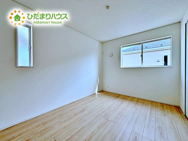 窓からそそがれる暖かみのある明るい空間。広々としたプライベート空間で自分の時間を楽しめます。フローリング仕様で普段のお掃除も楽々です。