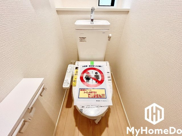 明るく清潔感溢れるトイレです。