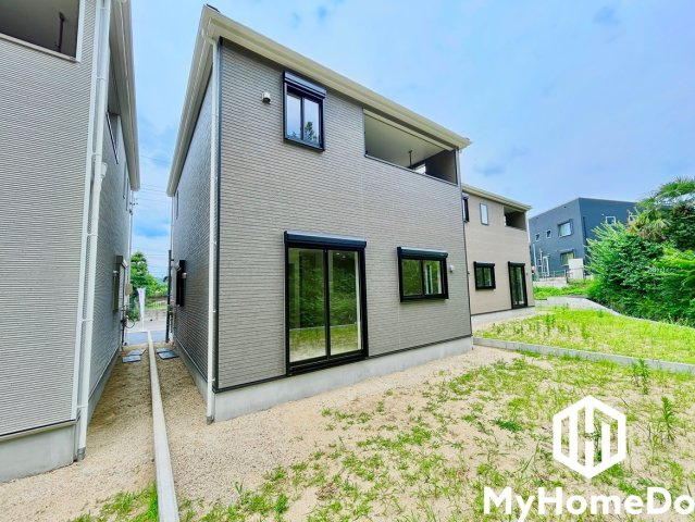 スタイリッシュな外観。落ち着いた色合いが印象的な住まいです。