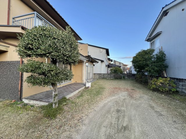 庭先はとても広くお好きな食物を家庭菜園できたり、ガーデニングでキレイな演出もできます。小さなお子様がいらっしゃるご家庭はプールなどの水遊びも楽しみの一つですね。バーベキューなどにもよさそう。