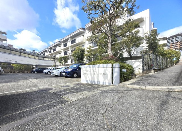 南側は駐車場になっている為、遮るものがなく、日当たり通風が良いです！