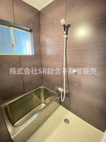 お風呂には窓もあり、換気がバッチリとできます☆