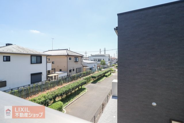 【建物からの眺望】現地完成写真。バルコニーからの景色。十分な間隔が確保されております。