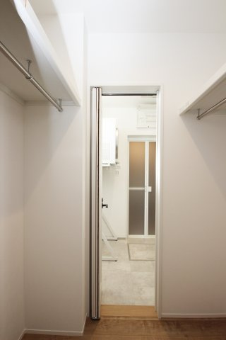 玄関→WIC→脱衣室へと続く、収納動線と生活動線を効率化した間取り。【プラン例】建物価格2240万円、建物面積114.41？