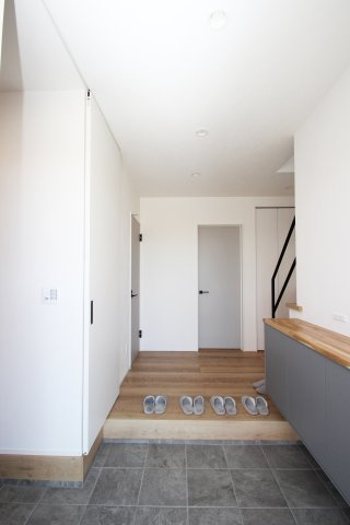 玄関にはローボードのほか、約1.5帖分の土間収納を完備。散らかりがちな玄関もすっきりキレイを保てます！【プラン例】建物価格2240万円、建物面積114.41？
