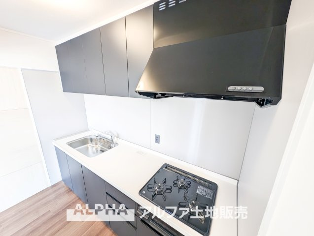 【Range　hood】　◆レンジフード◆武骨なまでに磨きこまれたステンテクスチャーはコンテンポラリー・デザイン。ダウンライトがフードを照らし煌めきの瀟洒なキッチンを演出する。