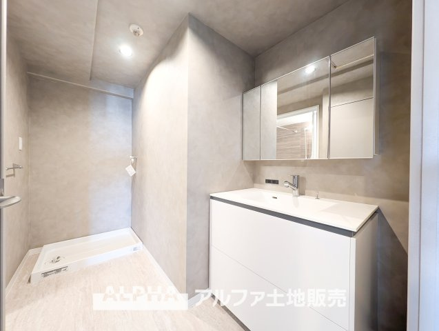 【Laundry　space】　◆ランドリースペース◆広々した空間で雨の日でも十分に洗濯物を乾かすことが出来ます。バスルームには浴室換気乾燥機も付いているので重宝しますね。