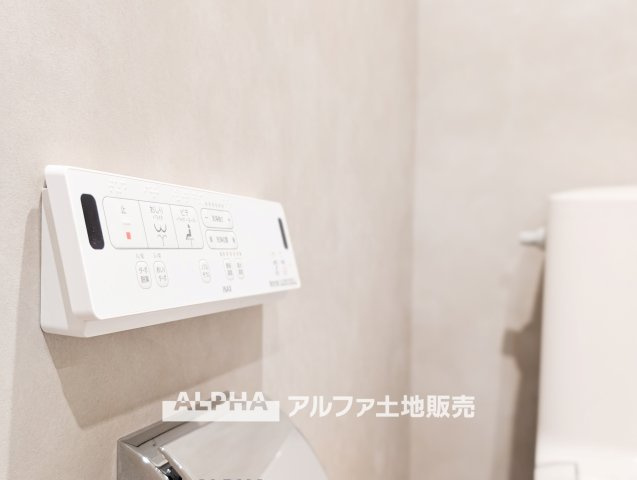 【Warm　water　flush　toilet】　◆温水洗浄便座付きトイレ◆お掃除も楽々。快適に過ごすためには今や欠かせない設備の一つです。壁掛けリモコンで使いやすくいつでも清潔に保てます。