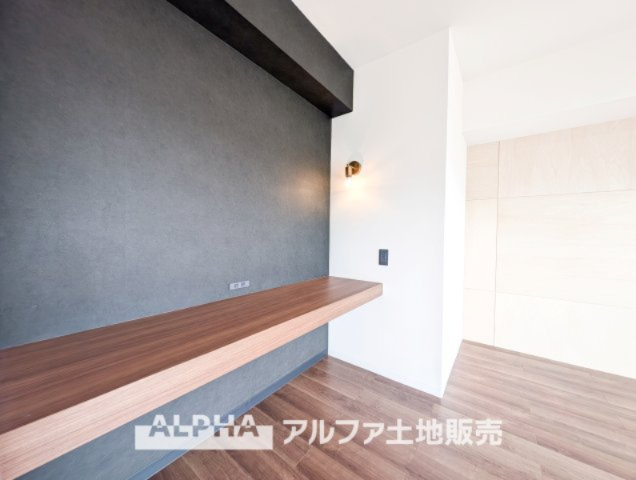【study　counter】　◆スタディーガウンター◆勉強したり、PC置いたり。また背の低い観賞植物を2つ飾る。それと大きさが同じくらいの大好きな本やアルバムを挟み、　ブックシェルフ兼インテリアも◎