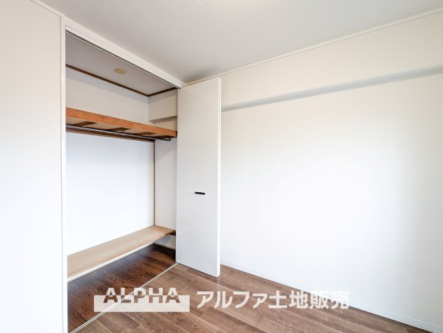 【closet】　◆クロゼット◆各居室のクロゼットは大好きな服、大事なバッグやアクセサリー、そして大切な思い出の品々。そんなものを傍らにそっと置いておきたい場所です。