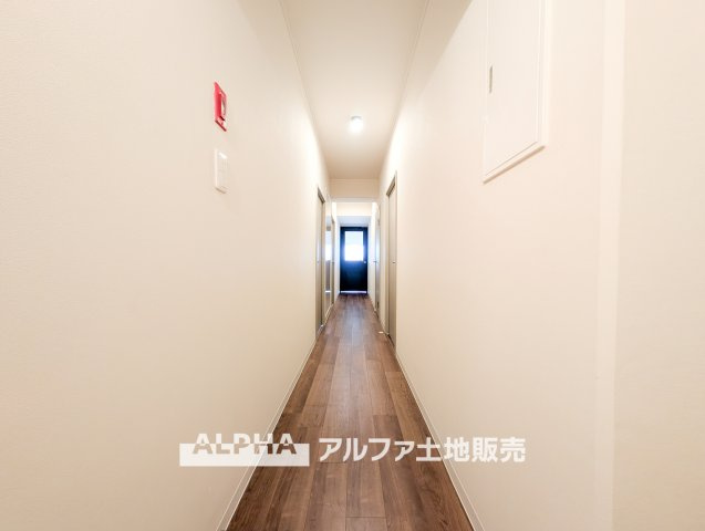 【Entrance　Design】　◆玄関◆出入りのたびに気持ちが整うような落ち着きある玄関空間。シンプルな構成で使いやすく、住まい全体の印象をやわらかく引き立てます。