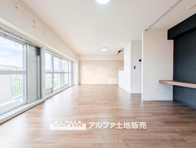 【Livingroom】　◆爽やかな空間◆窓をあけるとリビングに通り抜ける清々しく心地よい冷涼なそよ風がこの空間を涼しくしてくれる。風通しの良さは人にとっても家にとっても健康的で気持ちいいものです。