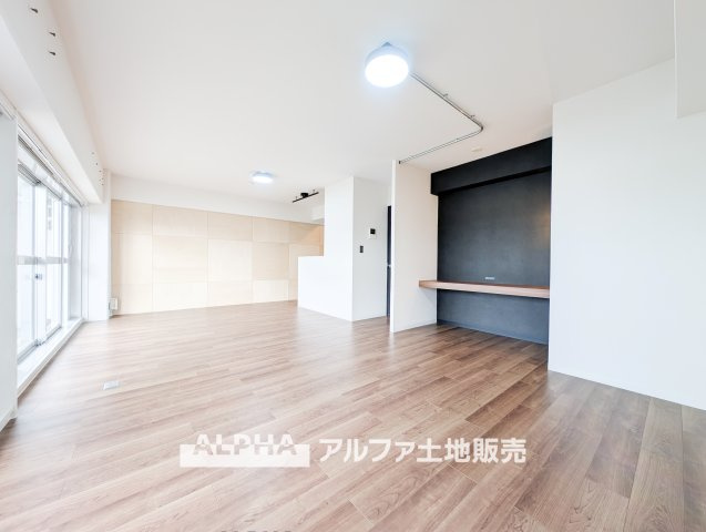 【The　situation】　◆シチュエーション◆リビングルームのドアを開くと、窓から飛び込むのは緑と光の風光明媚な景色。僕の目に映るは、ここで家族と会話をワイワイガヤガヤ楽しんでいる様子。
