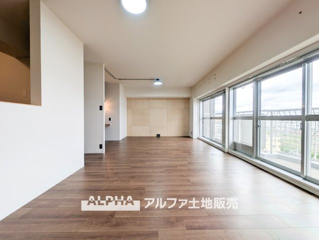 【Comfortable　living】　◆居心地のいい暮らし◆には欠かせない眩い採光。ゆったりとした幅の窓からこの空間に降り注ぐ採光が絶えない。明るいリビングこそ居心地のいい暮らしが待っていると思う