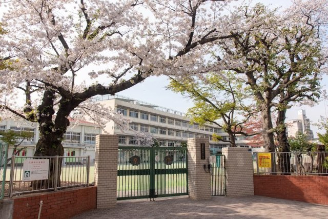 滝野川第三小学校。お子さまの通学にも嬉しい住環境。
