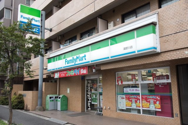 ファミリーマート滝野川店。徒歩2分にコンビニがあり日常のちょっとしたお買い物にも便利です。