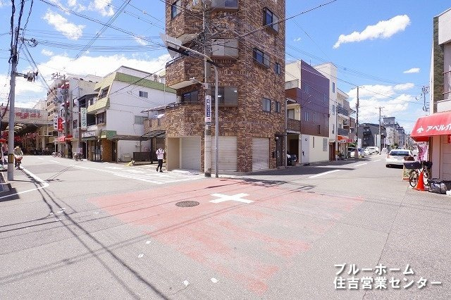 ■前面道路：北側8ｍ×東側8ｍに面しています