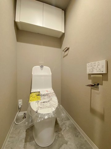 毎日使う場所だからこそこだわりたい清潔感のあるトイレ空間を新規交換いたしました。お手入れがしやすい最新の設備を導入しており、快適で衛生的なプライベートスペースをご提供します。