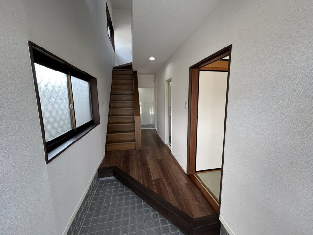 玄関、廊下もフロアタイル仕上げ。