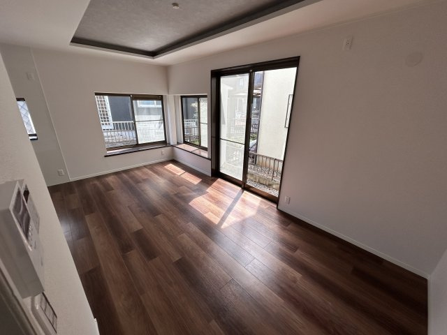 フロアタイル仕上げのリビングで、床もきれい。清潔感ある空間です。