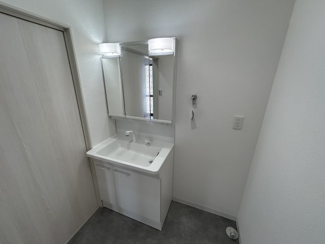 洗面台も新調。