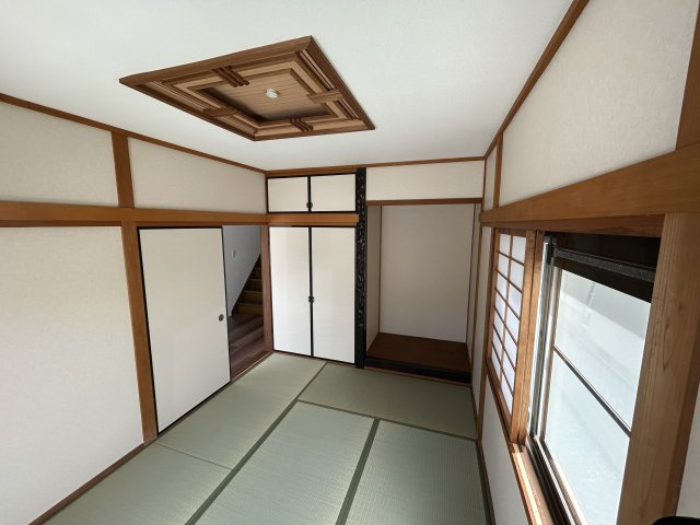 玄関横の独立和室で来客対応に便利。落ち着いた空間です。