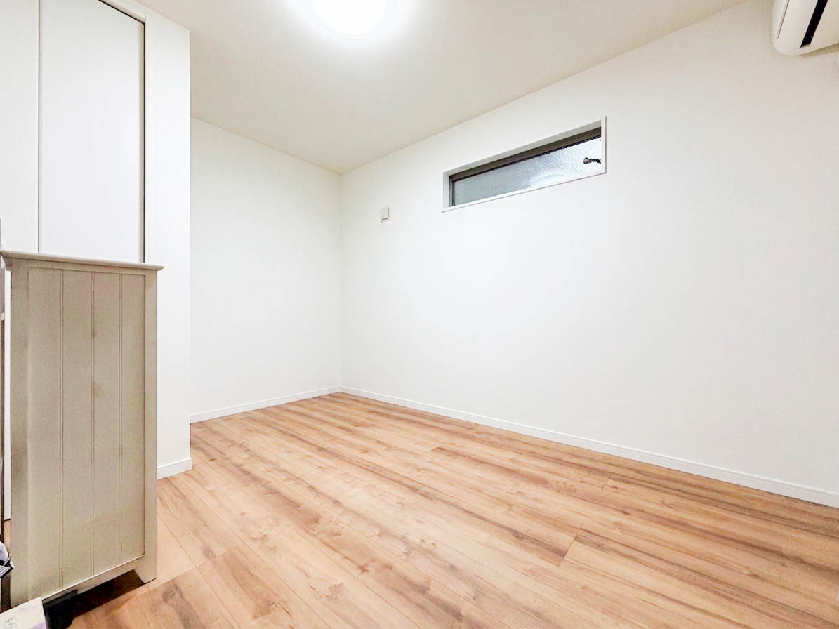 1階5.5帖納戸。建築基準法上サービスルーム（納戸）扱いとなります。※CG加工にて一部家具等を消した空室イメージ画像となります。現状は居住中で、実際の室内には家具・小物類等があります。