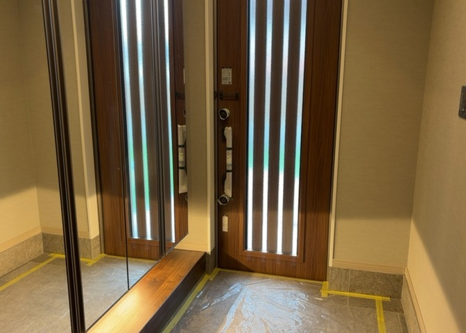 玄関は家の顔でもあり、家族以外の目にも止まる場所です。玄関は外との間を仕切る扉、靴などをしまっておく収納スペース、靴脱ぎのたたきスペース、来客とのやり取りをするドアホンなど複数のアイテムからなります。