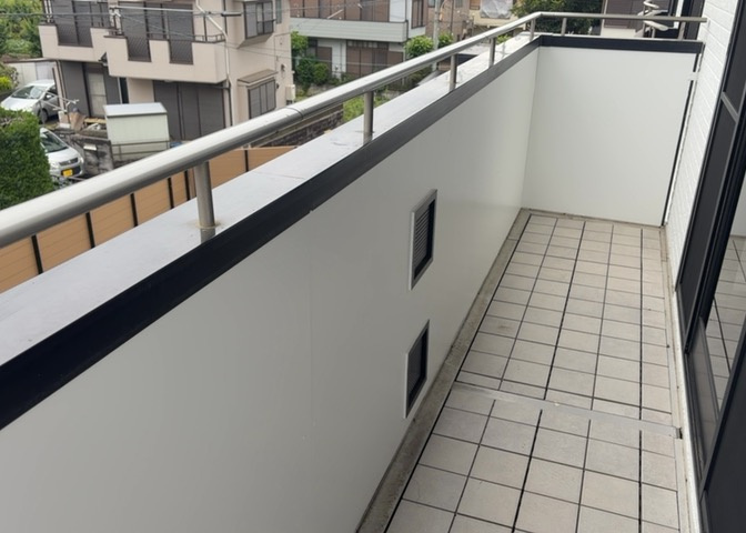 バルコニーは、室外の専用スペースのうち、「屋根がなく開放された空間」であるものを指します。ベランダより広いタイプのものが多く、日当たりもよいため家庭菜園などを楽しみたい人にとって適した環境となります。