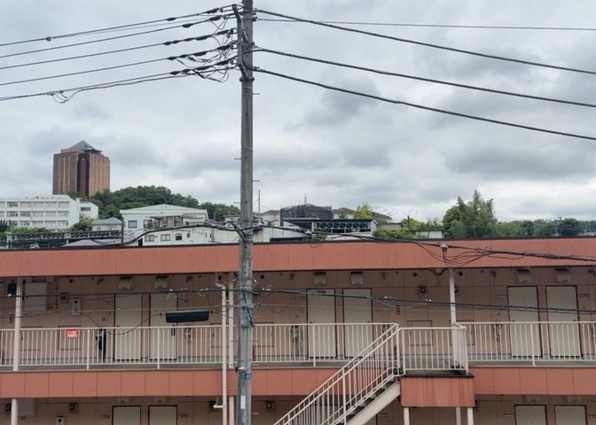 眺望を気にして物件を探す場合、前面に建物が建っていないか現地で確認しましょう！前面に建物があると景色はもちろん、日当たりや風通しにも影響が出てきます。住んだ時のことを想像しながら現地見学をしましょう。