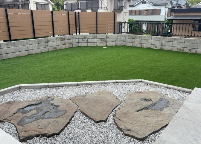 庭があることでガーデニングや家庭菜園はもちろん、こどもの遊び場やペットを放して遊ぶことができます。また、家の周囲に余裕があるということです。隣地との間があれば、十分な日当たりと、風通しが確保できます。