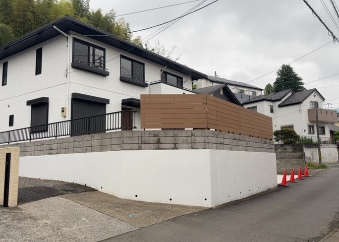 住宅用の土地では前面道路に2m以上接していなければならないと法律で定められています。しかし、お持ちの車のサイズやライフスタイルなどにより、2mでは利便が悪い場合もございますので、事前に確認しましょう。