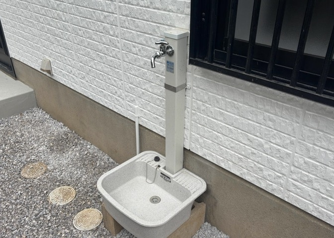 敷地内に散水栓や立水栓があると便利です。水道水を直接利用できるため、水を運ぶ手間を省くことが出来ます。大量の水を必要とする洗車作業や清掃などに役立ちます。その他設備とあわせて、現地でご確認ください。