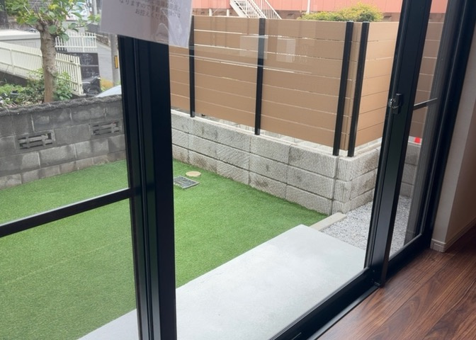 サッシは、ガラス窓に使用される金属製の窓枠です。一般的に住宅建築では、金属製建具工事の段階でガラス類・玄関などと同時に設置されます。種類や構造により断熱性能や遮音性能が異なるので現地でご確認ください。