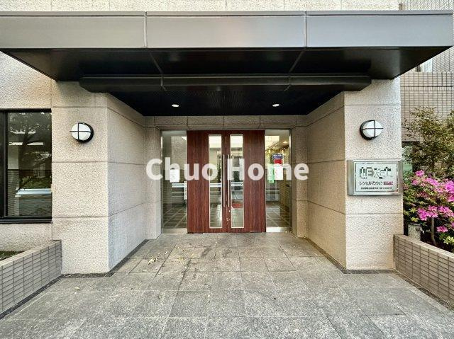 【エントランス】マンションのエントランスは、その物件の印象を決める、顔とも言える場所です。毎日通る場所ですからきれいなのが一番です。