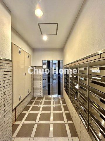 【宅配ボックス】在宅時・不在時に関わらず、居住者の代わりに非対面で宅配物を受け取ってくれる便利な設備です。わかりやすくご説明致しますので見学時にはお部屋だけではなく共用部分もぜひチェックしてください。